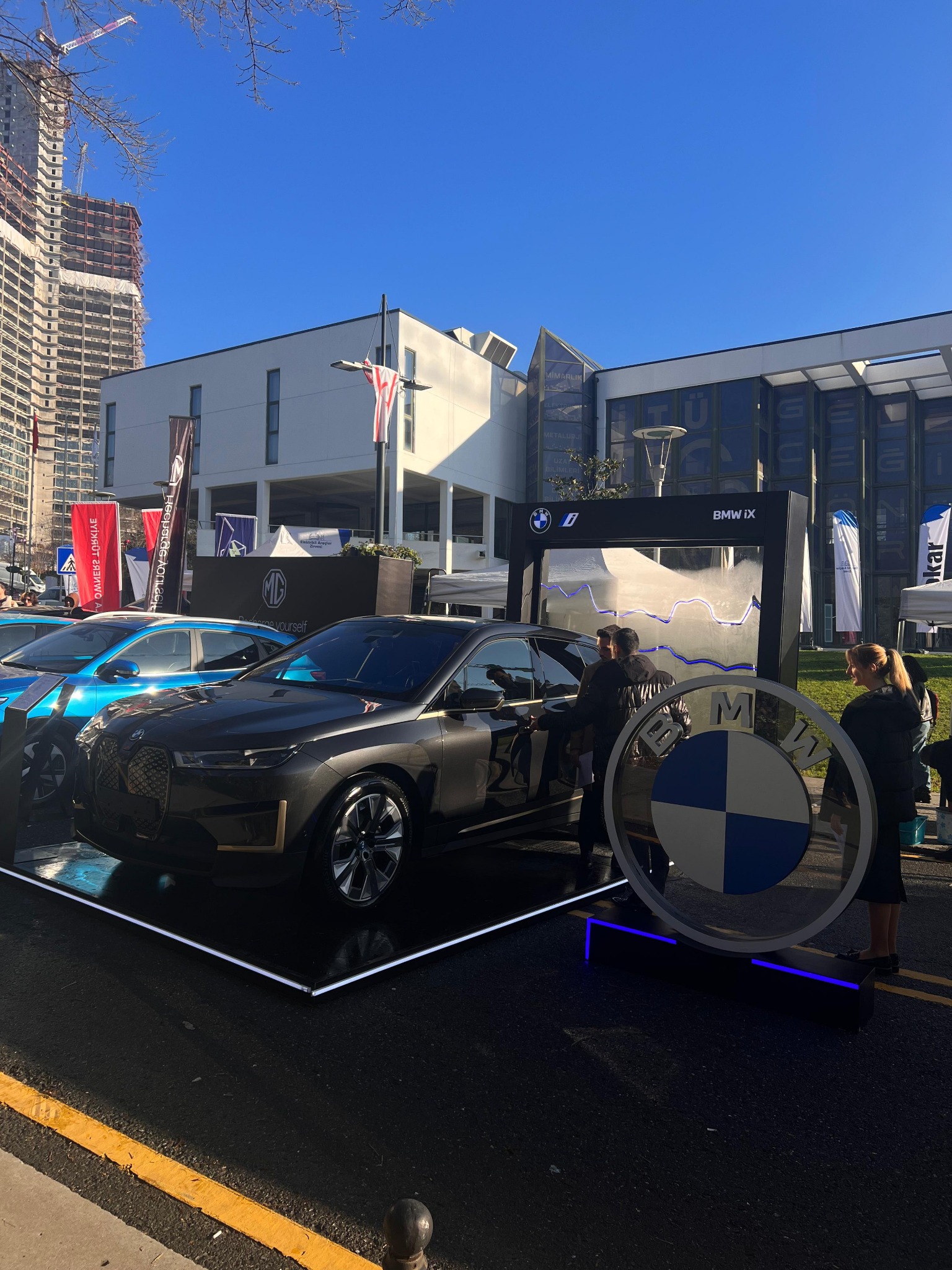 BMW iX standı ve EAZ alanı